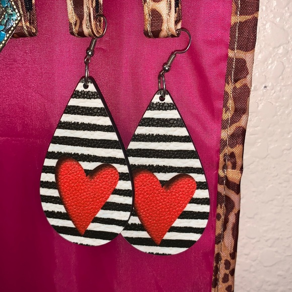 Striped lightweight heart earrings - Picture 1 of 3